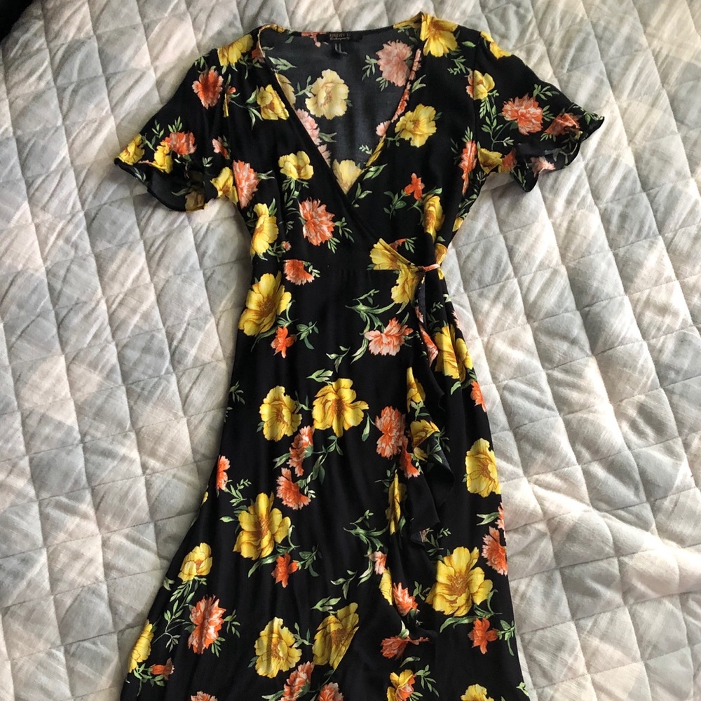 🌼Forever 21 Contemporary Floral Wrap Dress 🌼